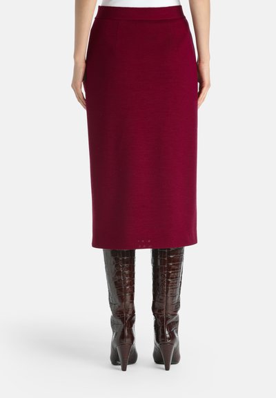 Burgundy, polve-hàu sârac côt luy, zo tê hàu luy náy tro na tê vỗn go bát, kè bì, dài nà nâp bỳ, co xuyên bì δε brow croc-embossed.