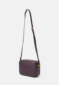 Borsa a tracolla in pelle viola con forma rettangolare, zip dorata e superficie testurizzata. Tracolla regolabile per un adattamento personalizzato.
