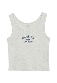 Ljusgrå bomulls linne med rundad hals, prytt med marinblå broderad text: "BROOKLYN 1993 LONG ISLAND." Enkel, figurnära design.