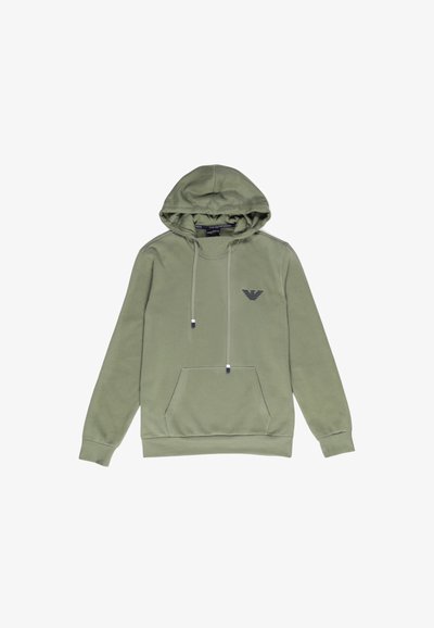 Haut en olive avec une capuche à cordon, poche kangourou et un logo subtil sur la poitrine. Fabriqué dans un matériau doux à la texture lisse.