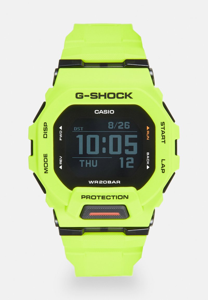 Montre numérique G-SHOCK avec un boîtier et un bracelet en résine jaune fluo. Affiche un cadran noir indiquant l'heure, la date et une résistance à l'eau jusqu'à 20BAR.