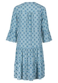 Robe à motif floral bleu avec un design à étages, manches longueur coude et coupe décontractée. Fabriquée en tissu léger et texturé.