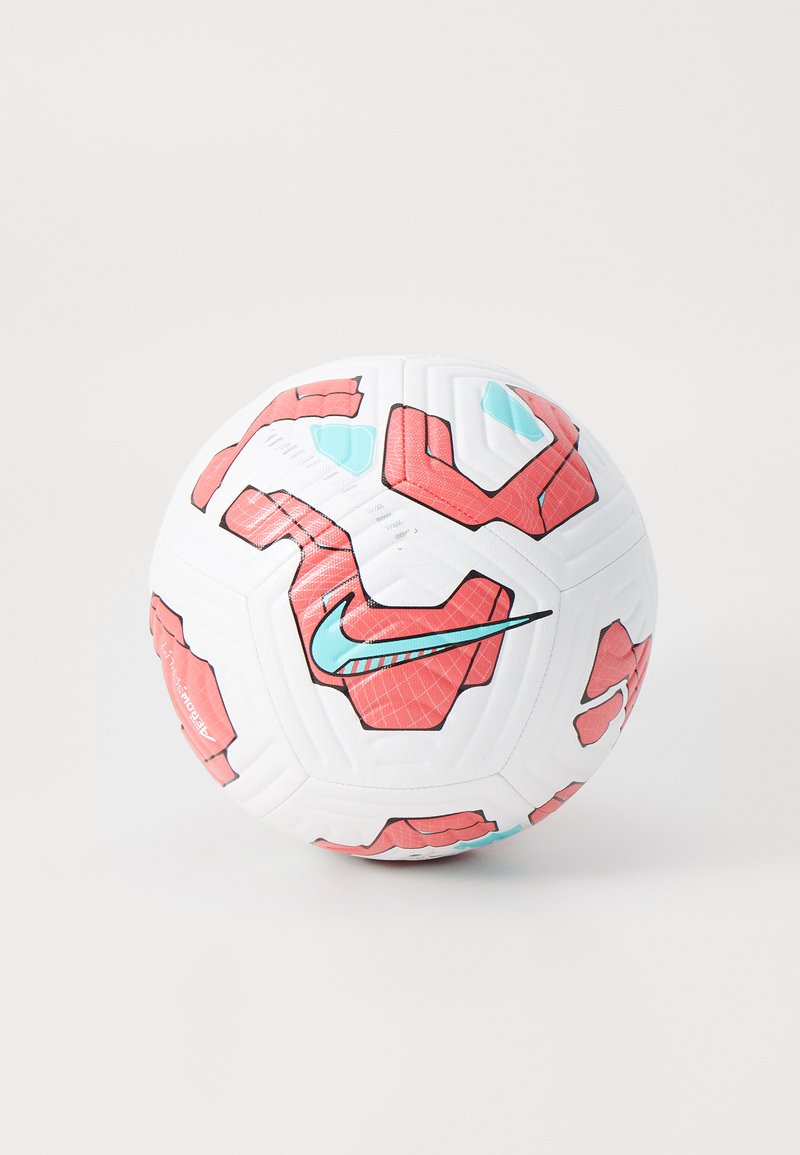 Pallone da calcio Nike con una base bianca decorata da schemi geometrici rossi e azzurri chiari, superficie testurizzata con una finitura liscia e un logo nero come accento.