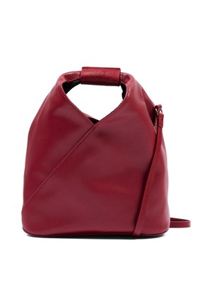 Borsa a mano in pelle rossa con design a piega diagonale, manico superiore e lunga tracolla regolabile su sfondo bianco.
