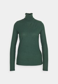 Pull à col roulé côtelé vert foncé à manches longues, silhouette ajustée et petite étiquette logo près de l'ourlet sur fond blanc.