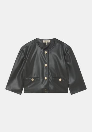 Veste noire courte en simili cuir, avec un col rond, des boutons dorés, et deux poches avant avec des boutons assortis.