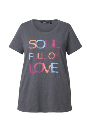 T-shirt gris à manches courtes avec un col arrondi, arborant un texte coloré qui dit "ÂME PLEINE D'AMOUR" dans des nuances de bleu, rose et orange.