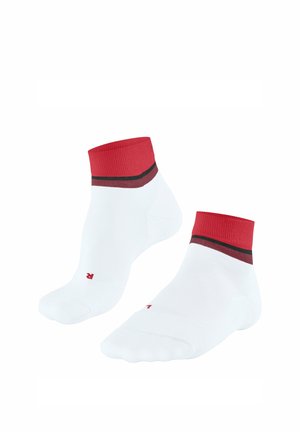 Para białych skarpetek na kostkę z czerwonymi ściągaczami i czarnymi oraz ciemnoczerwonymi paskami u góry, z oznaczeniami lewej i prawej skarpetki.