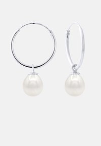 Boucles d'oreilles en argent avec une goutte lisse et perle. Le design présente une finition brillante et une forme classique en goutte.