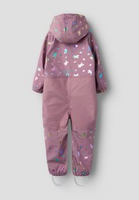 Hellvioletter Schneeanzug mit einem glänzenden, reflektierenden Einhornmuster. Mit Kapuze, elastischen Bündchen und Fußriemen für einen sicheren Sitz ausgestattet.