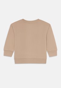 Felpa beige a maniche lunghe per bambini con colletto, polsini e orlo a costine, vista da dietro su sfondo bianco.