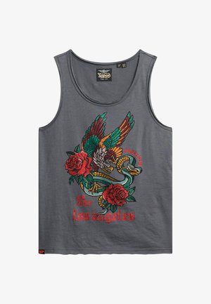 Grå tanktop med et farverigt broderedesign af en ørn og roser. Bemærkelsesværdige detaljer inkluderer indviklede mønstre og teksturerede udsmykninger.