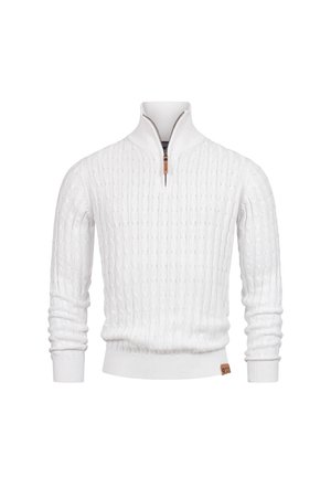 Maglione bianco a maglia con motivo a trecce, colletto a zip a un quarto, polsini e orlo a coste, e una piccola etichetta in pelle sul lato sinistro in basso.