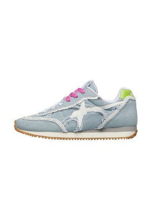 Scarpa da ginnastica in denim azzurro chiaro con logo a stella bianca, lacci rosa, linguetta sul tallone verde al neon e suola in gomma color caramello, vista laterale su sfondo bianco.