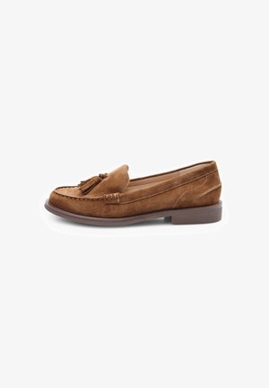 Pruunist nahast loafers, millel on mokassiini stiil, esiservas tõstetud õmblus ja tupsuga lisand. Lame kummitald kerge kontsaga. Sile tekstuur.