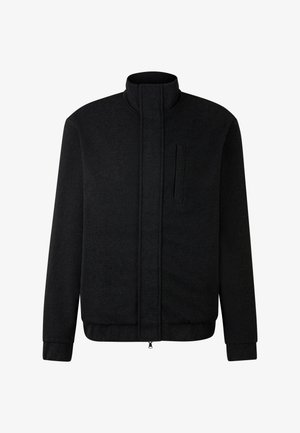 Zwarte ritssluitingjack met hoge kraag, lange mouwen en een verticale borstzak aan de linkerzijde, afgebeeld op een witte achtergrond.