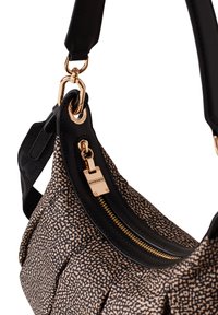 Braune und schwarze Handtasche mit gemustertem Design, gefältetem Look, goldenem Reißverschluss und Beschlägen, ausgestattet mit einem schwarzen Schultergurt und Logodetail.