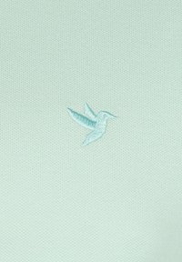 Pullover lavorato a maglia di un delicato verde menta con un piccolo ricamo di un colibrì azzurro sul lato sinistro. Tessuto morbido con un design aderente.
