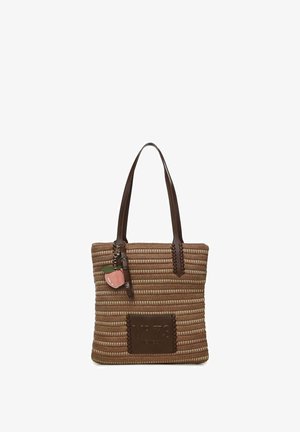 Bolsa tote tejida a rayas marrones con asas marrón oscuro, un charm en forma de durazno y un parche de cuero cosido en el frente con la inscripción "N° 73 Venezia".