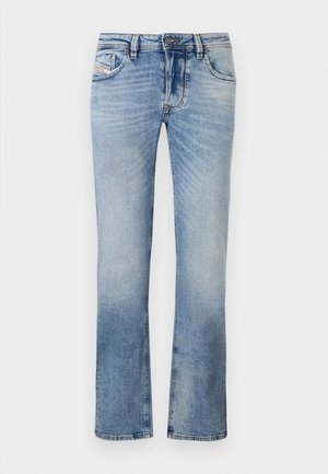 Lyseblå denimjeans med rett ben-design, med frontlommer, glidelås og subtil falming gjennom stoffet.