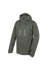 Olivově zelená nepromokavá bunda s kapucí, nastavitelnými manžetami, dvěma předními kapsami a kontrastními ramenními panely. Obsahuje přední zipové zapínání.