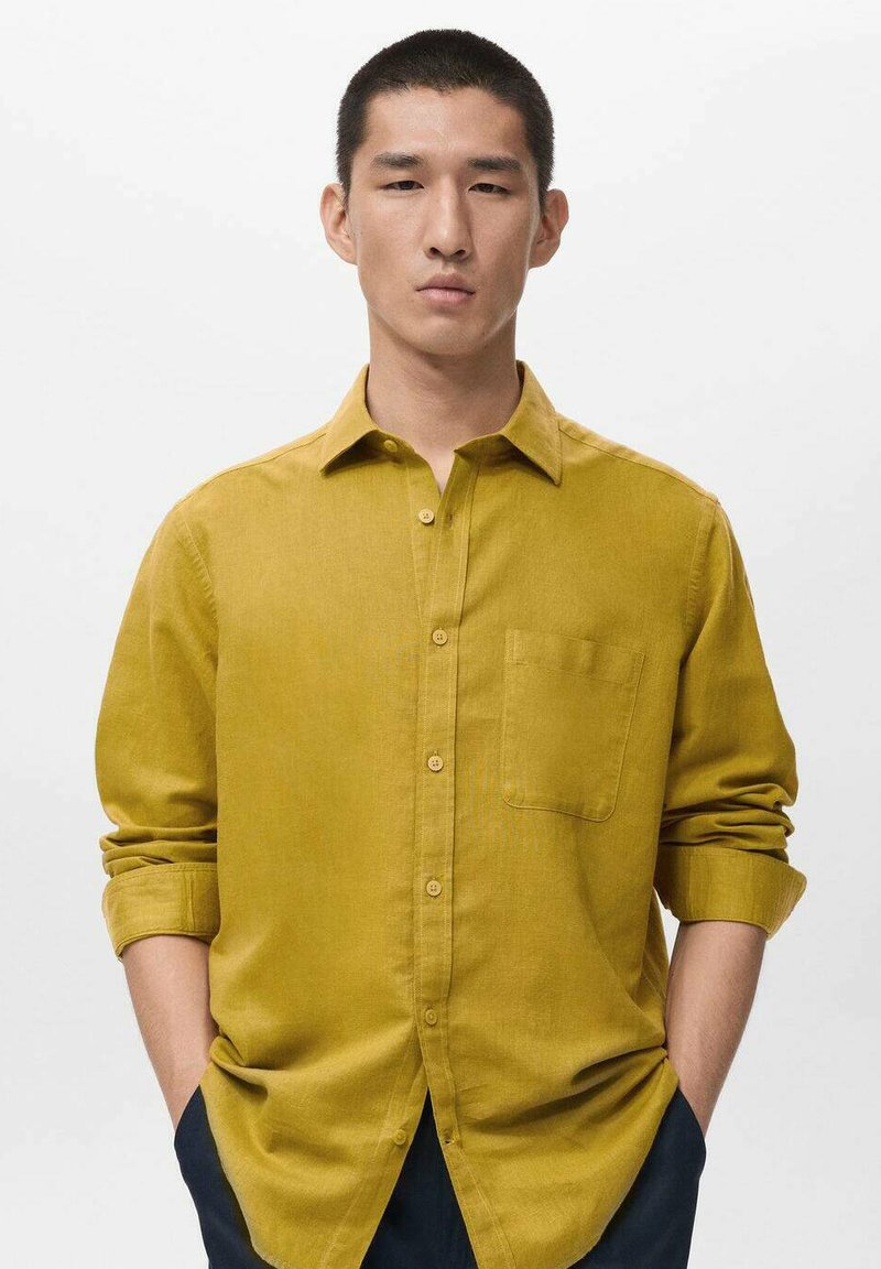 Senfgelbes Hemd mit Knopfleiste in lockerer Passform, mit Brusttasche, hochkrempelbaren Ärmeln und glattem, strukturiertem Stoff.
