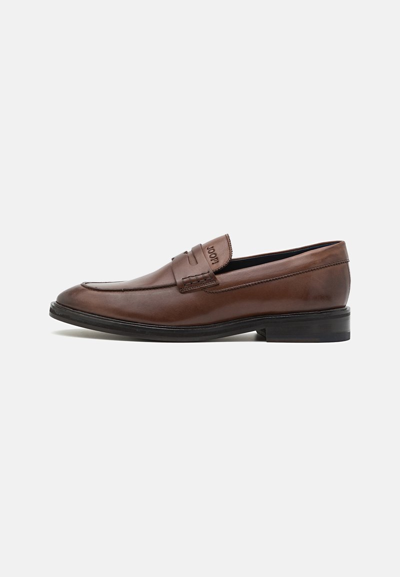 Paarse leren loafers met een gladde afwerking, ronde neus en een decoratieve stiknaad aan de voorkant. Zwarte rubberen zool.