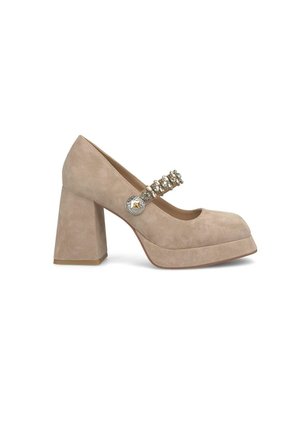 Chaussures à talons blocs en daim beige avec un bout arrondi, dotées d'une sangle décorative ornée de pierres et d'un accent en bouton rond.