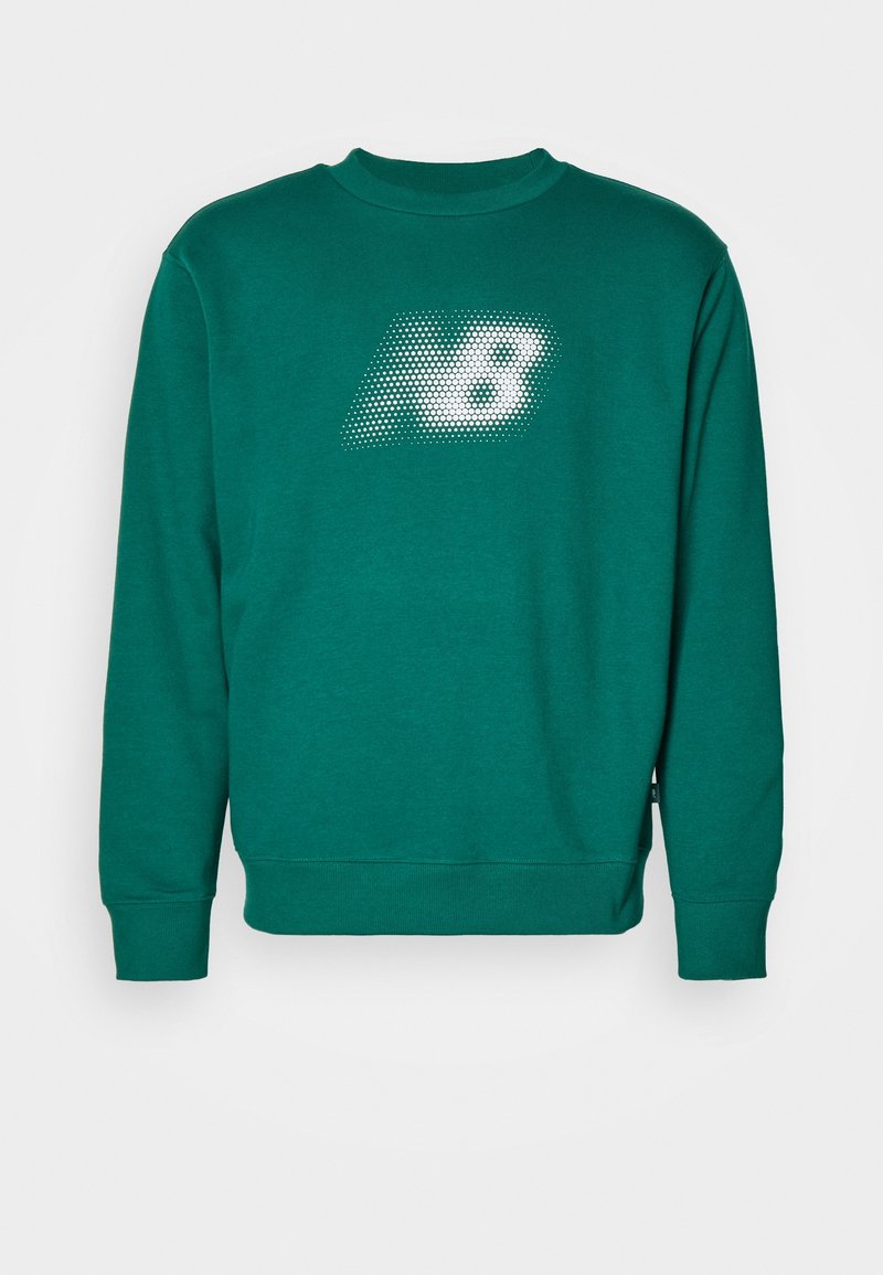 Sweat-shirt col rond bleu sarcelle à manches longues avec un logo "NB" blanc à pois centré sur la poitrine.