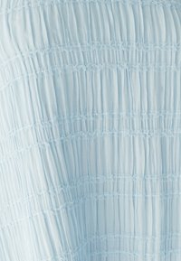Hellblaues Kleid mit einem strukturierten, plissierten Design, das horizontale Rüschen und Spitzenakzente durchgehend aufweist. Weicher, leichter Stoff.