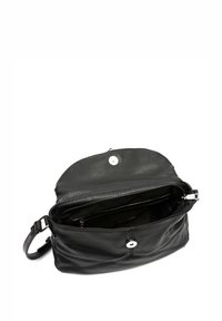 Černá kožená kabelka s texturovaným povrchem, se zipovým oddílem, knoflíkovým uzávěrem a nastavitelným ramenním popruhem. Vnitřek má více kapes.