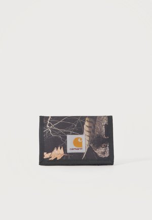 Foldet Carhartt pung med sort og brun camouflage mønster og en hvid label med Carhartt-logo foran.