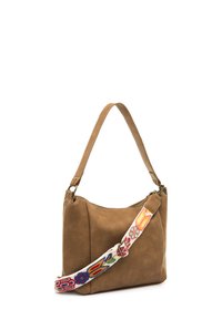 Bolso de hombro de cuero color cuero con una correa decorativa bordada en colores vivos. Presenta un diseño holgado y detalles de costura a lo largo de los bordes.