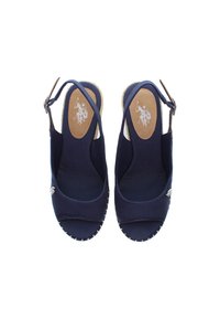 Námořnické modré boty na podpatku s textilním svrškem, kulatou špičkou a malým dekoračním prvkem se světlým prošíváním.