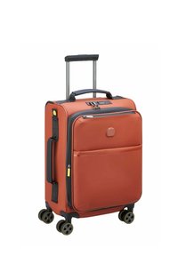 Valigia arancione in materiale morbido con manico telescopico, due tasche frontali e quattro ruote girevoli nere con accenti gialli. Chiusura con zip.