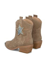 Stivali da cowboy in suede beige con un accento di strass a forma di stella, tacco curvo basso e linguette per una facile calzata. Texture liscia in tutto.