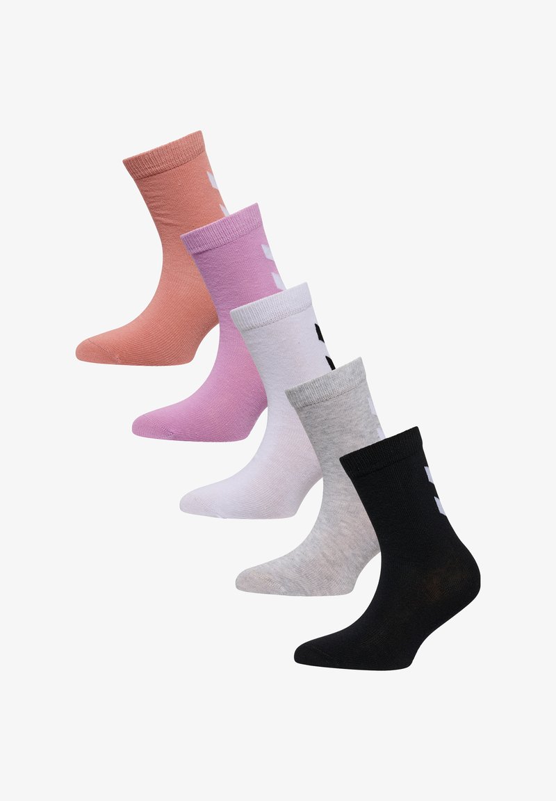 Fem par bomuldsstrømper i forskellige farver: mørkeblå, lyserød, hvid, grå og sort. Hver strømpe har en ribbet kant.