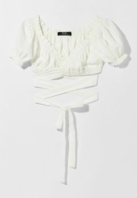 Biała krótka bluzka z bufkami, marszczonym dekoltem i przyszytymi wstążkami. Miękki, lekki materiał o gładkiej teksturze i minimalnych detalach.