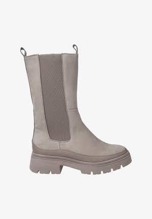 Bottine en suède gris avec panneaux latéraux élastiques, surface texturée et semelle crantée épaisse. Dispose de languettes en haut pour un enfilage facile.