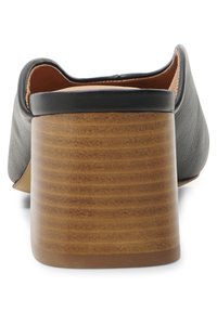 Grå läderklackssko med rundad baksida, med en ribbad träklack och slät överdel med strukturerad yta.