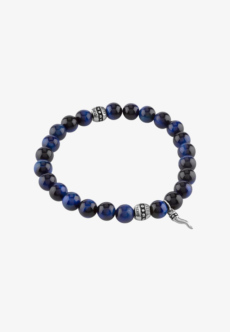 Stretcharmband mit abwechselnd glänzend schwarzen und blauen Perlen, zwei silbernen Perlen mit der Gravur "GUESS" und einem kleinen silbernen Anhänger.