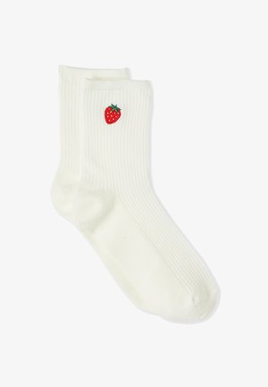 Chaussettes blanches côtelées avec une broderie fraise rouge vif et verte sur le côté extérieur. Matériau tricoté doux, longueur mi-mollet.