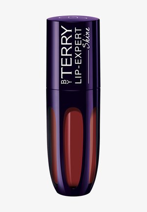 Flüssiger Lippenfarbstoff in einem dunklen Burgunder Farbton, untergebracht in einer schlanken, reflektierenden lila Flasche mit transparenten Akzenten und weißer Beschriftung.