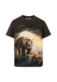 Czarnobrązowy bawełniany T-shirt z grafiką niedźwiedzia i niedźwiadka w jaskini, z detalami tekstury futra oraz wschodem słońca w tle.