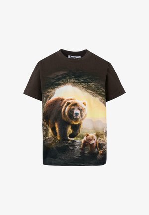 Donkerbruine katoenen T-shirt met een grafisch ontwerp van een beer en haar welp in een grotsetting, met gedetailleerde vachttextuur en een achtergrond van zonsopgang.