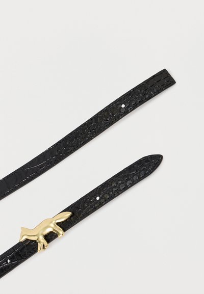 Μαύρη ζώνη από ψεύτικο δέρμα κροκόδειλου με χρυσό φιόγκο σε σχήμα αλεπούς. Περιέχει δύο μήκη ζώνης και πολλαπλές τρύπες ρύθμισης για προσαρμογή του μεγέθους.