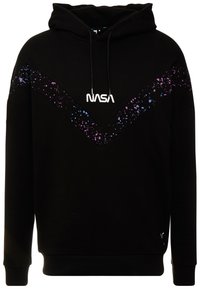 Černá mikina s kapucí s designem šipky v fialových a modrých skvrnách. Má přední klokaní kapsu a bílé logo "NASA".