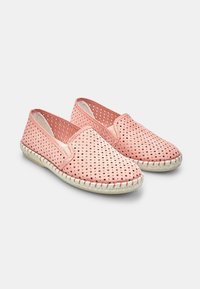 Pantofi slip-on de culoare roz pal, realizați din material perforat, cu talpă din iută împletită. Au un vârf rotunjit și inserții elastice pe laterale pentru flexibilitate.