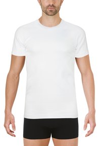 T-shirt blanc à manches courtes en coton, col rond, design ajusté, texture lisse, porté avec un short noir.