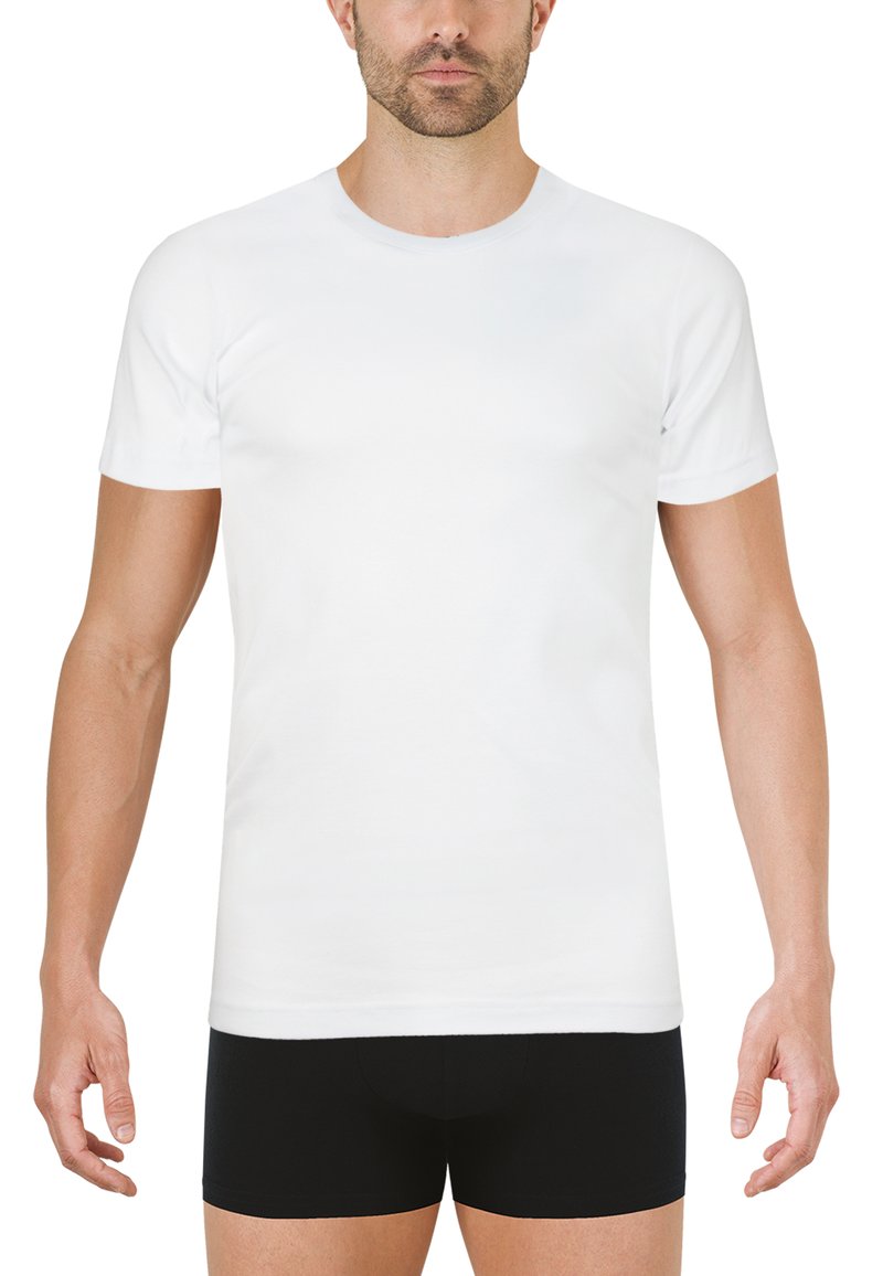 T-shirt blanc à manches courtes en coton, col rond, design ajusté, texture lisse, porté avec un short noir.